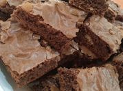 Una foto de brownies fáciles con margarina