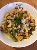 Hot Pasta mit grünem Spargel und Champignon-Topping - vegan & glutenfrei