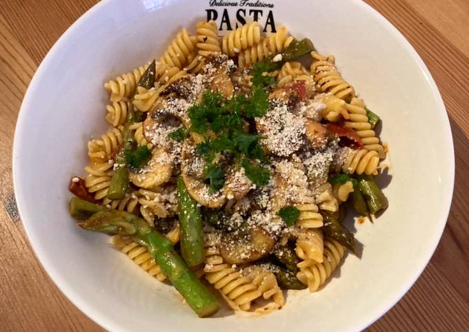 Hot Pasta mit grünem Spargel und Champignon-Topping - vegan & glutenfrei