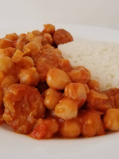 Una foto de Guiso de garbanzos con longaniza