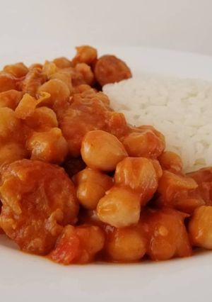Una foto de Guiso de garbanzos con longaniza