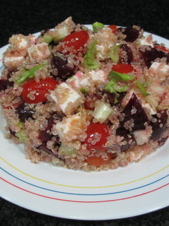 Una foto de Quinoa con remolacha y queso feta- fácil