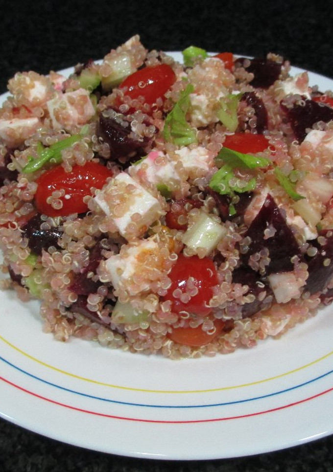 Una foto de Quinoa con remolacha y queso feta- fácil