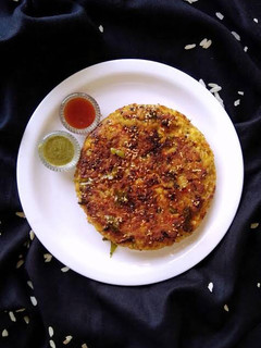 પૌવા હાંડવો(poha handvo recipe in gujrati) રેસીપી મુખ્ય ફોટો