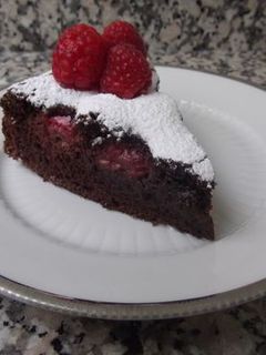 Una foto de Bizcocho de chocolate y frambuesas