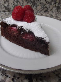 Una foto de Bizcocho de chocolate y frambuesas