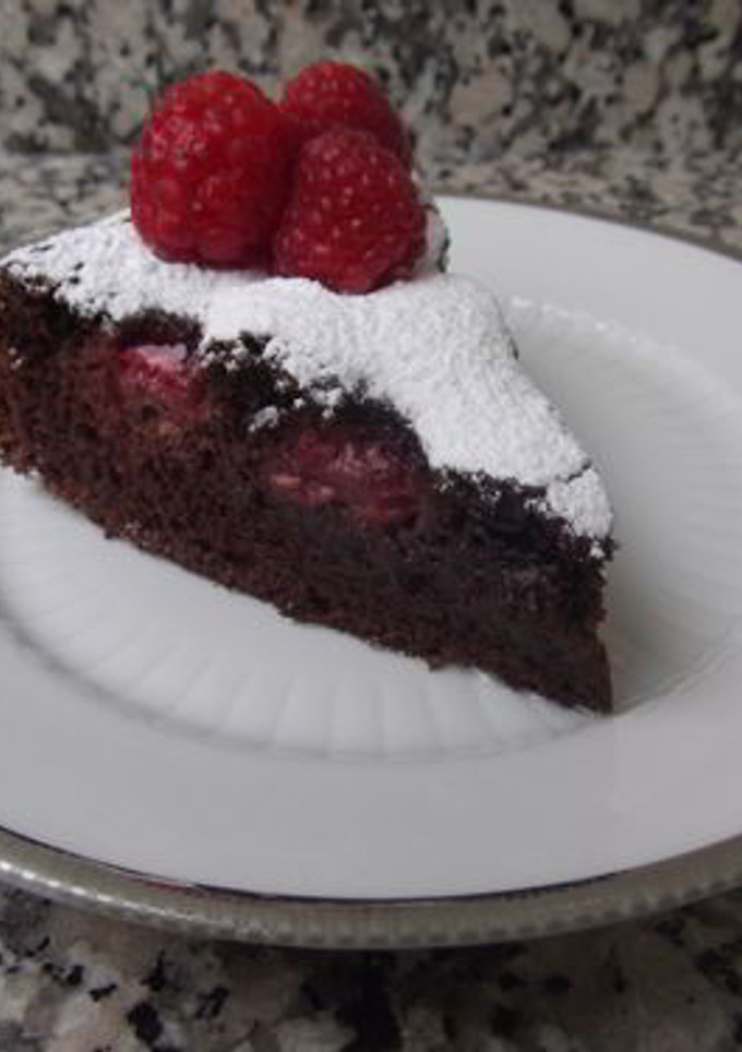 Una foto de Bizcocho de chocolate y frambuesas
