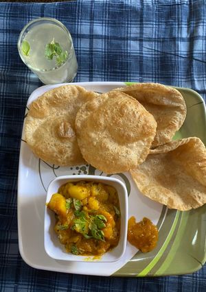A picture of LAPETA AALU AAM KI MITHI Chutney WITH PURI.