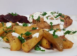 O poză a rețetei Pui întreg la cuptor cu unt și ierburi aromate.
