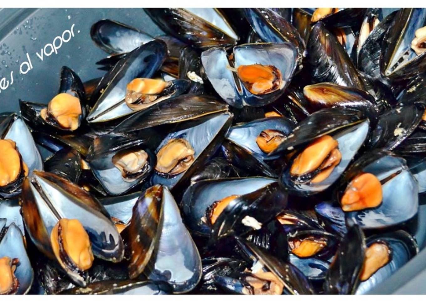 Mejillones al vapor con vinagreta de pimientos. (Thermomix)