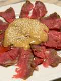 Carpaccio di lacerto marinato nella salsa teriyaki su salsa di maionese e okonomi e sesamo bianco