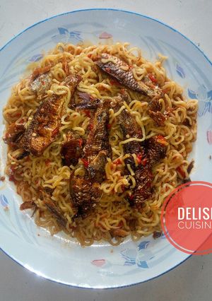 A picture of Noodles and dried fish.