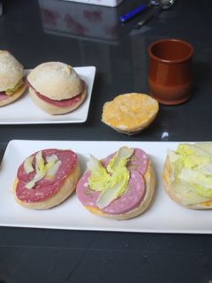 Una foto de Mini bollos con embutido variado