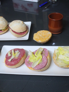 Una foto de Mini bollos con embutido variado