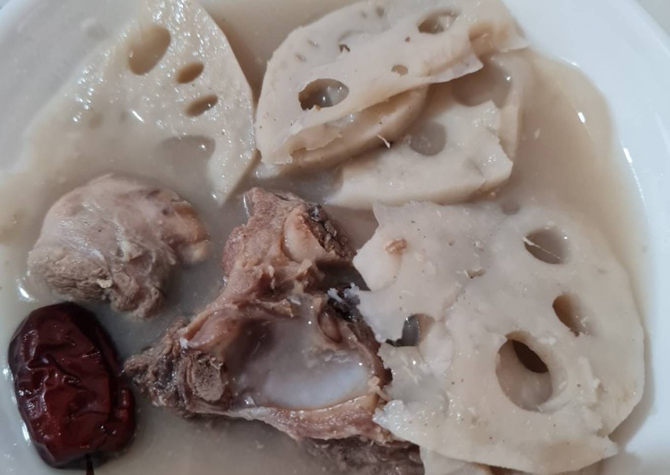 Sop akar teratai dan iga babi (paikut)