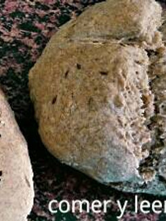 Una foto de Pan de harina integral de trigo con cominos y sésamo