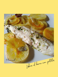 Una foto de Lubina al horno con patatas