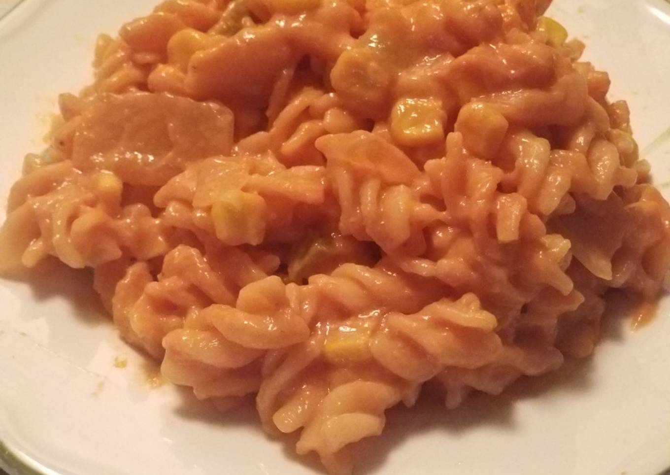 Pasta encremada en puré de tomate