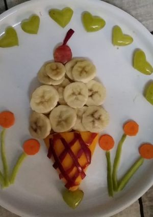 A picture of Fruit chaat in tree style.