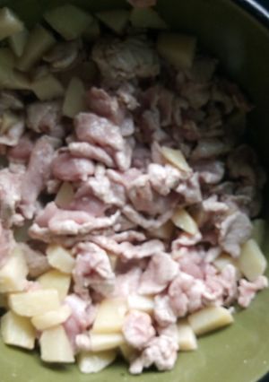 Una foto de Carne con papas al guajillo