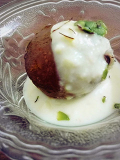 रबड़ी गुलाब जामुन (Rabri gulab jamun recipe in hindi) रेसिपी मुख्य फोटो