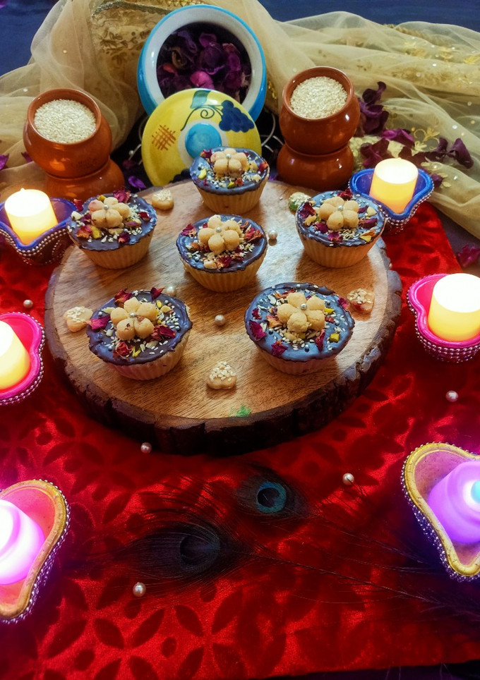 चाॅकलेटी तील कप्स फिल्ड विद मिक्सफ्रूट रबड़ी रेसिपी मुख्य फोटो