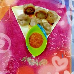 A picture of Aata mommos with garlic chutney.
