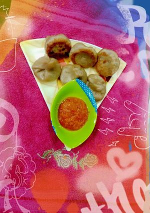 A picture of Aata mommos with garlic chutney.