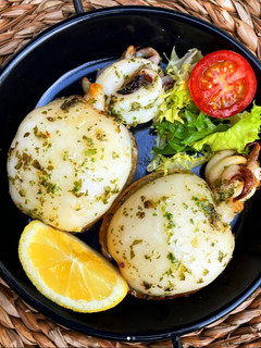 Una foto de Sepias con ajo y perejil en la Freidora de aire (Airfryer)