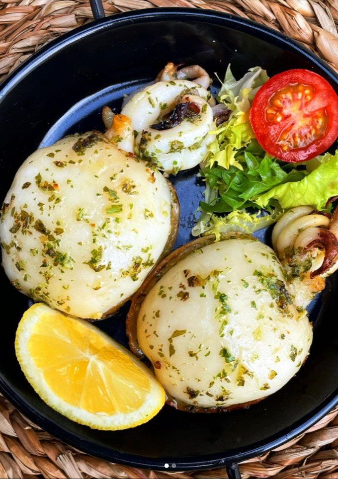Una foto de Sepias con ajo y perejil en la Freidora de aire (Airfryer)