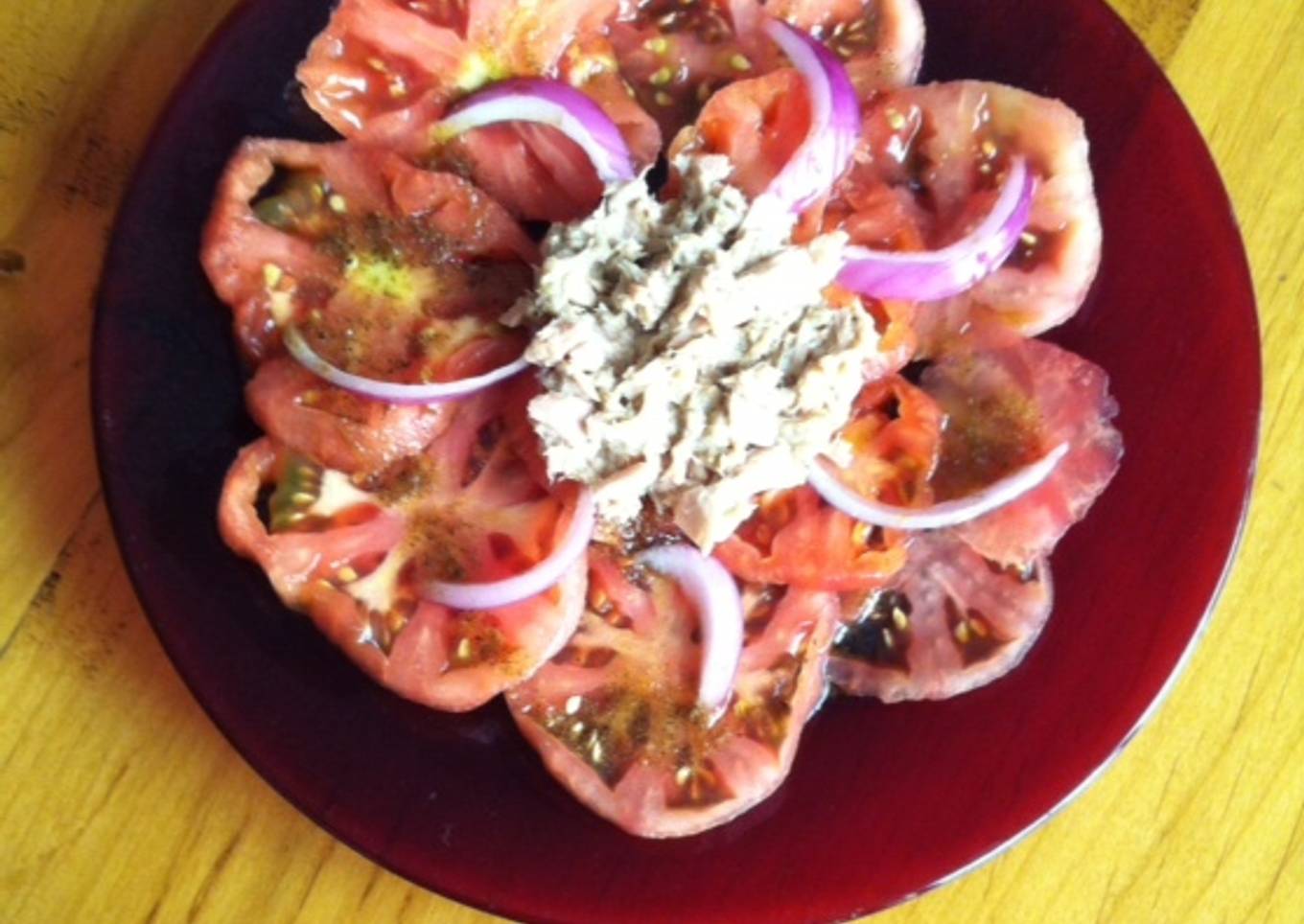 Ensalada de tomate con atún