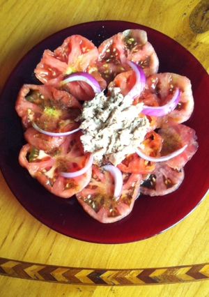 Una foto de Ensalada de tomate con atún