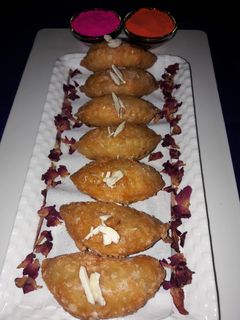 गुजिया (Gujiya recipe in Hindi) रेसिपी मुख्य फोटो