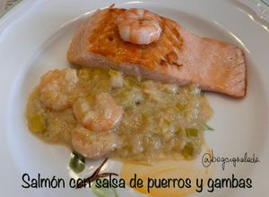 Foto principal de Salmón con salsa de puerros y gambas