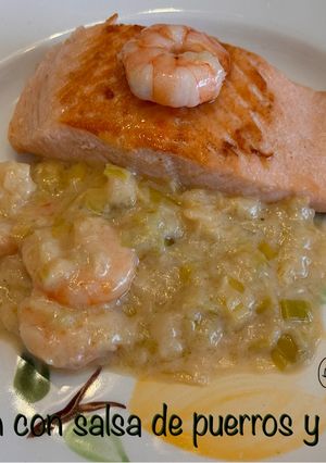 Una foto de Salmón con salsa de puerros y gambas