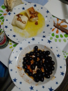 Una foto de #Bacalao al horno con guarnición de aceitunas negras aliñadas