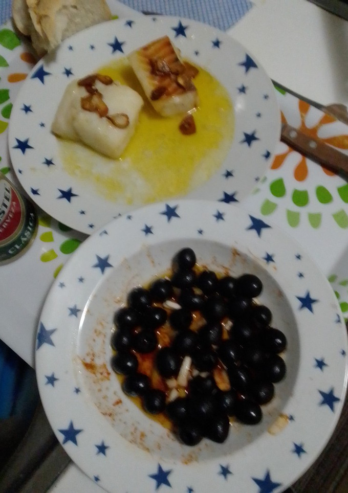 Una foto de #Bacalao al horno con guarnición de aceitunas negras aliñadas