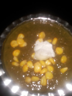 A picture of Daal palak with corn.
