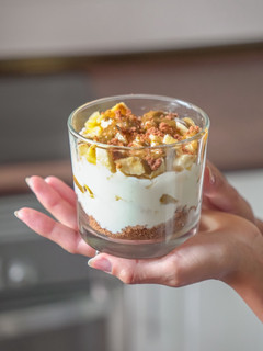 Una foto de Vasitos de yogur y plátano