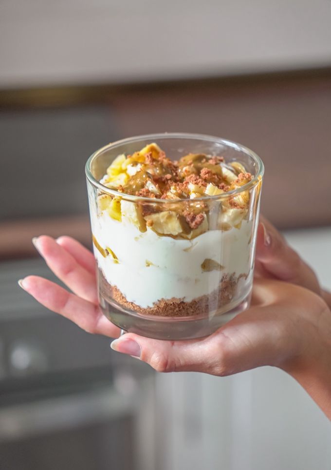 Una foto de Vasitos de yogur y plátano