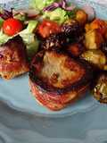 Tornedós com bacon, legumes assados e salada