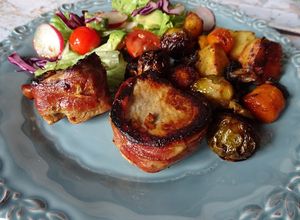 Foto de Tornedós com bacon, legumes assados e salada