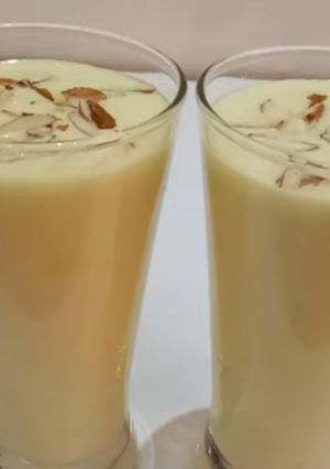 બદામ મિલ્ક શેક (Almond Milk Shake Recipe In Gujarati) રેસીપી મુખ્ય ફોટો