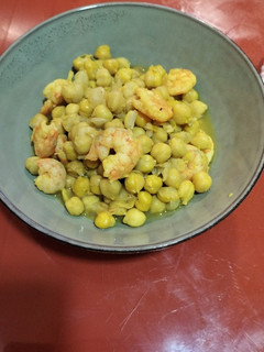 Una foto de Garbanzos con langostinos
