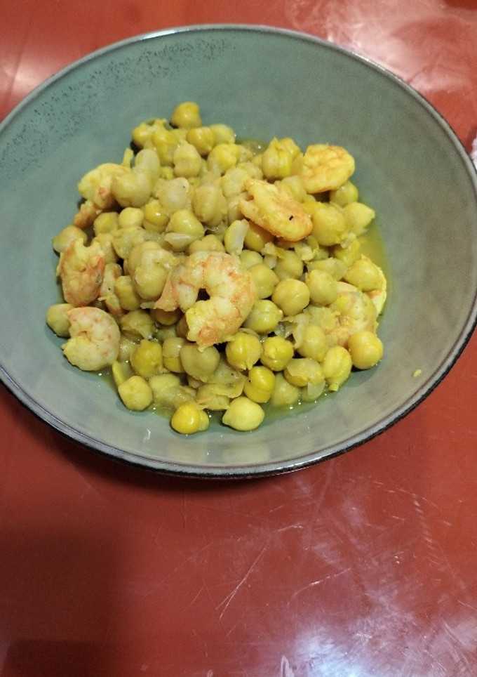 Una foto de Garbanzos con langostinos