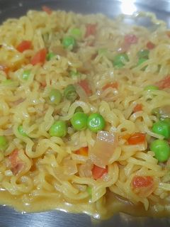 मटर टमाटर वाली मैगी (Matar Tamatar wali maggi recipe in Hindi) रेसिपी मुख्य फोटो