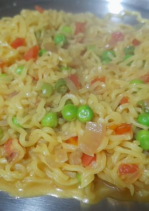मटर टमाटर वाली मैगी (Matar Tamatar wali maggi recipe in Hindi) रेसिपी मुख्य फोटो