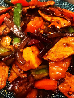 Una foto de Lomo saltado peruano