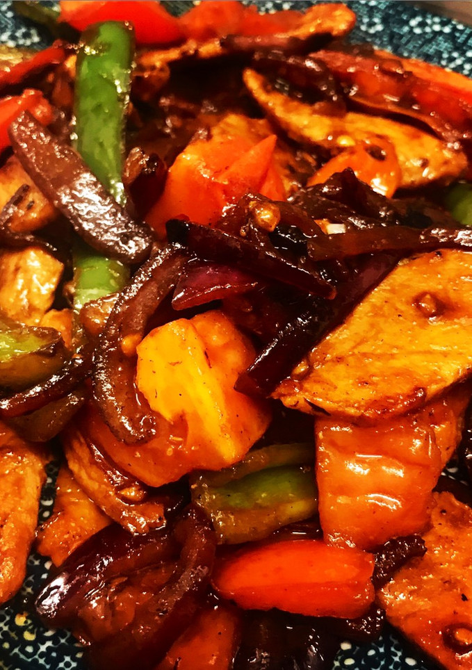 Una foto de Lomo saltado peruano