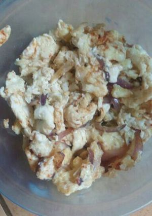 A picture of Scrambled eggs with onions.
